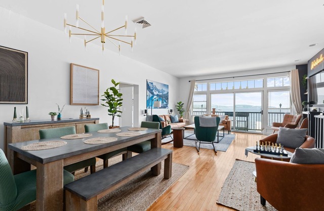 The Westside - Hot tub, Private Beach & Dock. Pet-friendly!