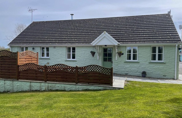 THE WHEEL @ CANLLEFAES, pet friendly, with pool in Cardigan