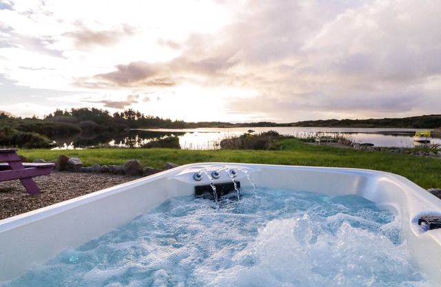 THE WHEELHOUSE POD NO. 1, romantic in Burtonport, County Donegal