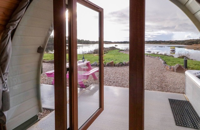 THE WHEELHOUSE POD NO. 2, romantic in Burtonport, County Donegal