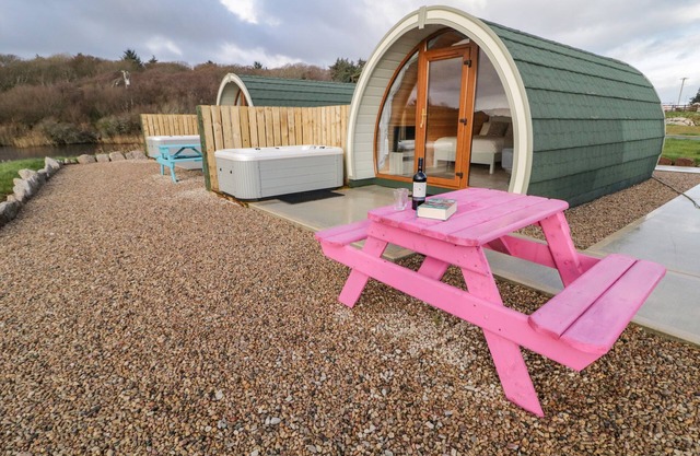 THE WHEELHOUSE POD NO. 3, romantic in Burtonport, County Donegal