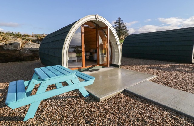 THE WHEELHOUSE POD NO. 6, romantic in Burtonport, County Donegal