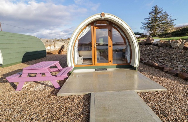 THE WHEELHOUSE POD NO. 9, romantic in Burtonport, County Donegal