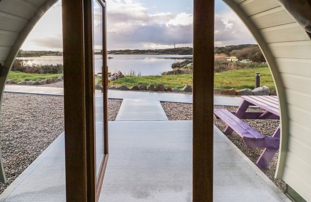THE WHEELHOUSE POD NO. 5, romantic in Burtonport, County Donegal