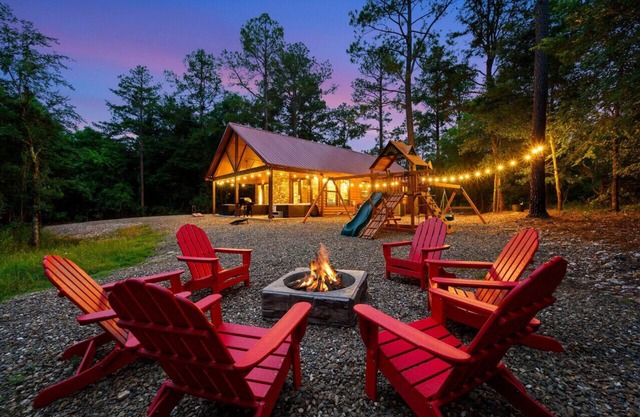 The White Buffalo Lodge · Nature's Playground | Hot Tub, Creek & Arcade Game