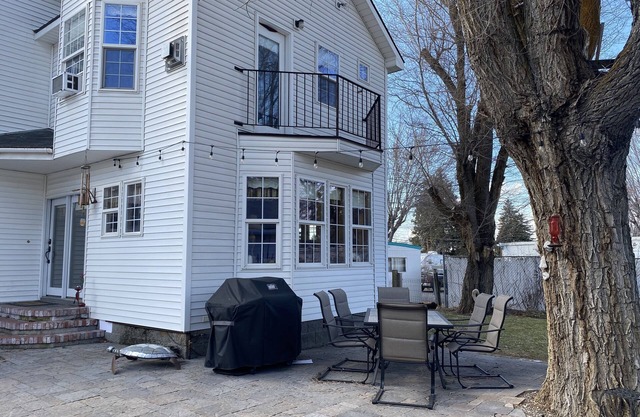 THE WHITE HAVEN 7 beds, large yard, pets