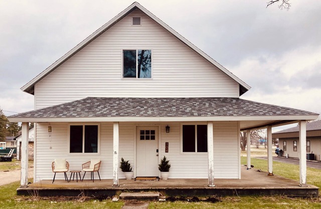 The White House…a lovely family friendly 4-bedroom house with WiFi in Kalkaska