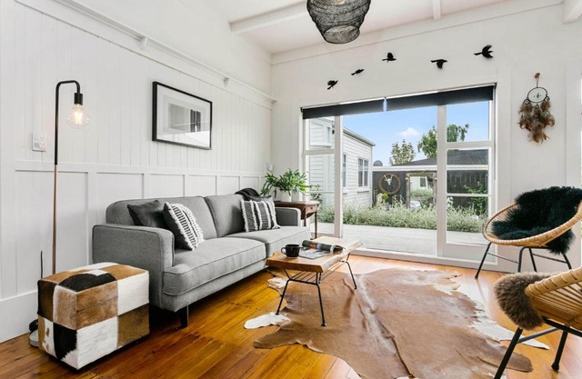 The White House A stylish bungalow with 2 bathrooms and easy walk to town