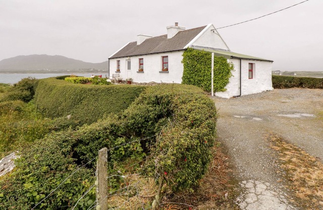 THE WHITE HOUSE, country holiday cottage in Roundstone, County Galway