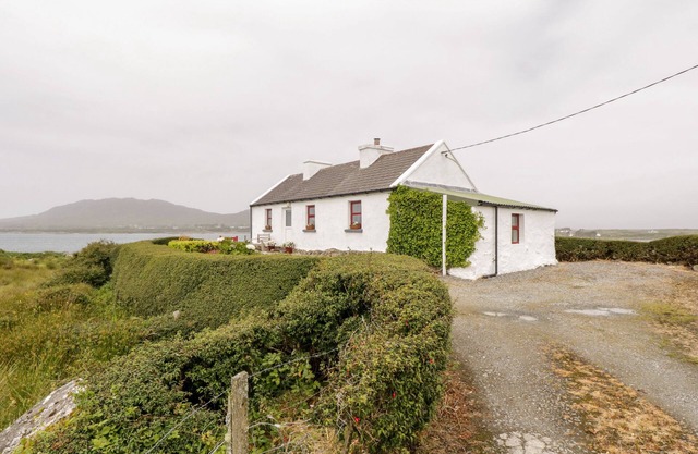 THE WHITE HOUSE, country holiday cottage in Roundstone, County Galway