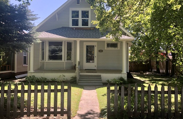 The White Picket Fence - Remodeled Craftsman, Downtown Riverfront Neighborhood