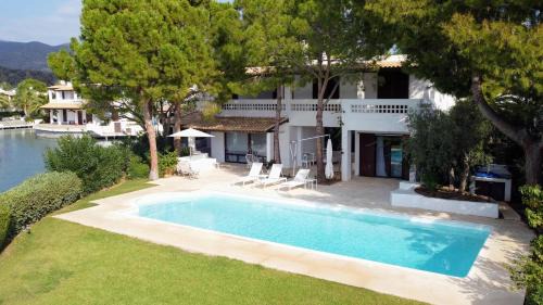 The White Villa by Seaviews