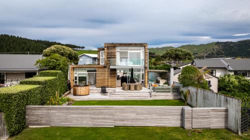 The Whyte House - Waimarama Beachfront