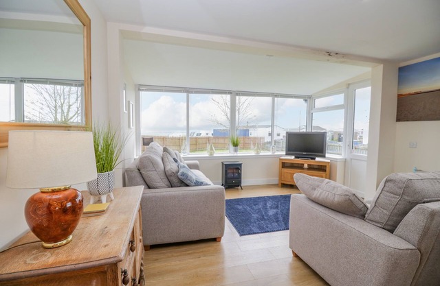 THE WIGWAM, country holiday cottage, with a garden in Southerness