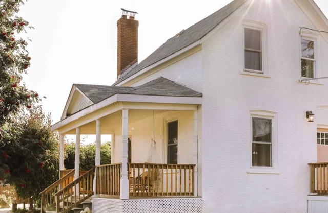 The Wild Rose - Cozy PEC Rental in Picton