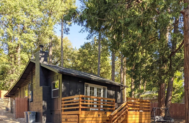 The Wile Cabin with Spa, Fireplace *Pet Friendly