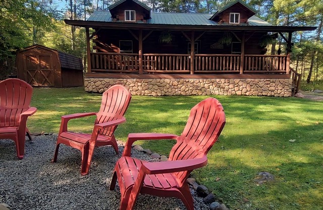 The Winding Cabin - down the road from Christie Mountain and more!