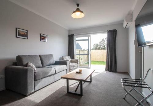 The Window Seat - pet-friendly 1BR apartment