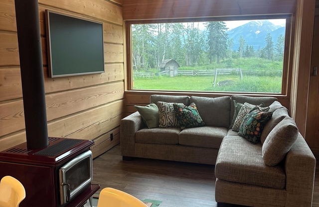 The Wise Owl's Roost. A luxury cabin with hot tub and amazing mountain views