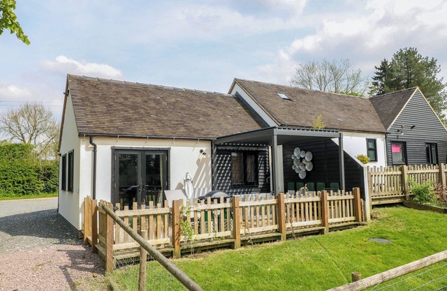 THE WOOD SHED, BANK TOP FARM, with hot tub in Ashbourne