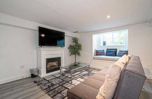 The Woodbine Beach House ✔450 yds from Woodbine & Kew Beach✔1 BDR Condo✔Sleeps 4