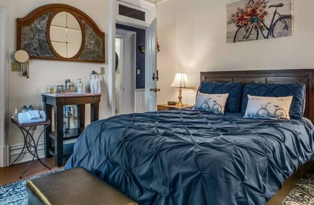 The Woodbridge House in Kingsville-5 beds, 6 baths