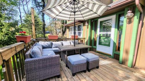 The Wooden Nest by AvantStay Deck Big Yard w Hammocks Fire Pit