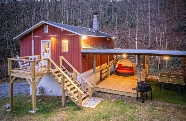 The Woodlen: Mountain Studio with Hot Tub, Views, Fire Pit, & Ping Pong Table