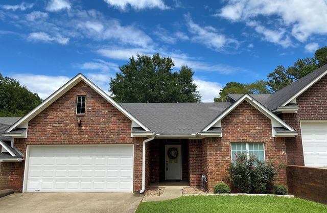 The Woodsy Townhouse- 2 bed 2 bath- Weekend away, Girls Trip, Work Remotely!