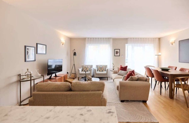 The Wray Crescent Hideout - Stylish 4BDR + Parking