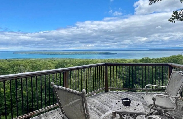 The Wright House - Bayfield retreat space! Sleeps 14