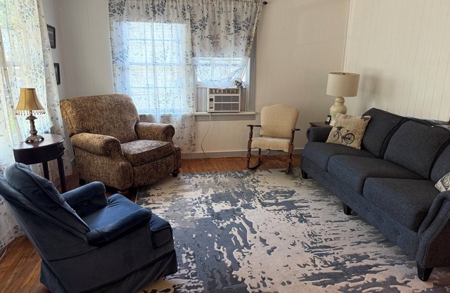 The Wright House Comfortable 3 bedroom house with 2 king beds, 2 full baths
