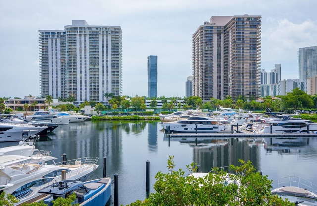 El Yacht Club At Aventura. 1 dormitorio frente al agua!