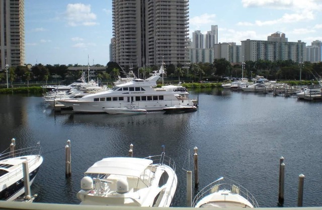 El Yacht Club en Aventura. Waterview Condo. Wi Fi 2 Dorm