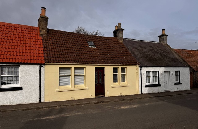 The Yellow Cottage - sleeps 5 guests in 3 bedrooms
