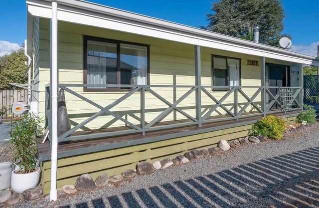 THE YELLOW COTTAGE - TURANGI HOLIDAY HOME, family friendly in Turangi