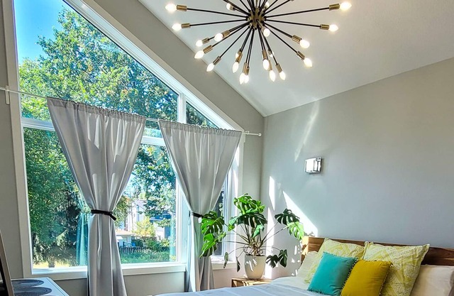 The Yellow Door Retreat. 3 Ensuite Full Baths.