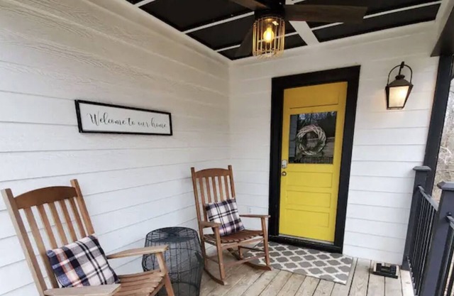 The Yellow Door - Secluded Farmhouse on 20 acres