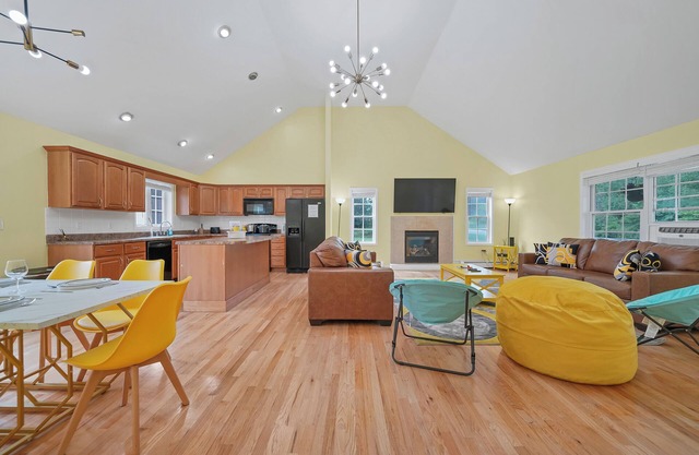 "The Yellow Monticello"