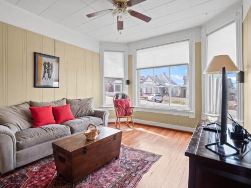 The Zinnia Victorian Charm with Mountain Views