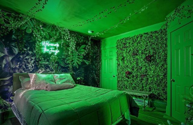 TheHottieHouse : Fun Fantasy 2 Bedroom Apt On Blvd