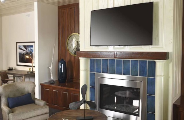Theme Suite w/ Whirlpool, Stoney Creek, Living Area w/ Fireplace!