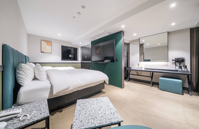 TheWall Hotel