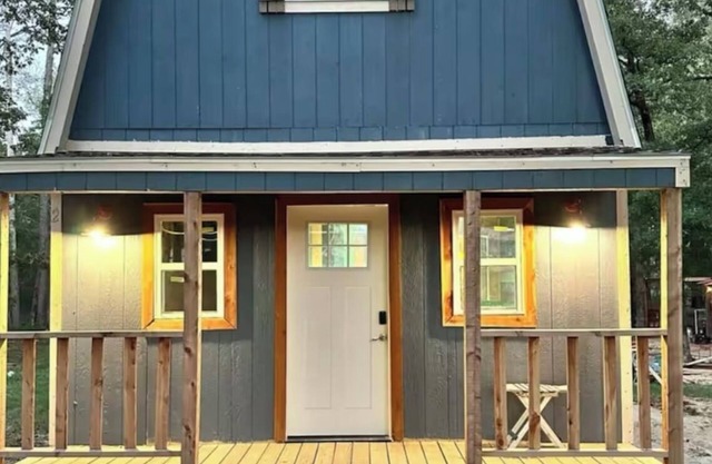 TheWestStay 2.0 Cozy cabin with WiFi and AC in Zavalla 4 miles to the boat ramp