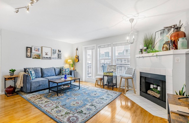 Third-floor condo with balcony steps from Space Needle - walk everywhere