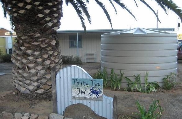Treinta y dos JW - Frente a la playa