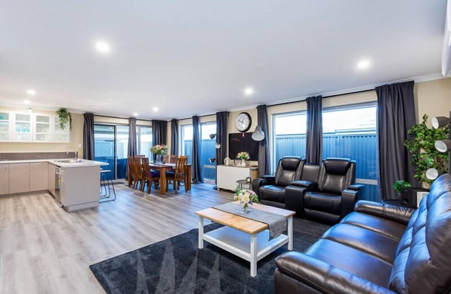 Family home in quiet estate. Dog friendly! Free WIFI and parking.