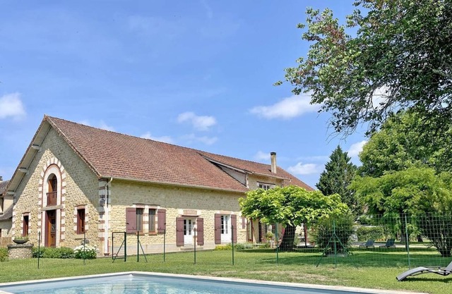 This 8-person gîte is located in Trémolat, a small village ideally situated at the gateway to...