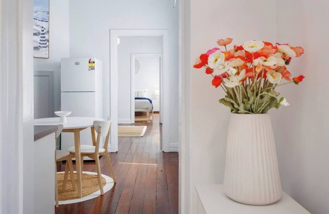 This apartment is a 1 bedroom(s), 1 bathrooms, located in South Fremantle, WA.