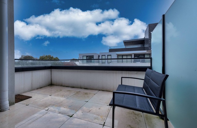 This apartment is a 2 bedroom(s), 1 bathrooms, located in Clayton, VIC.